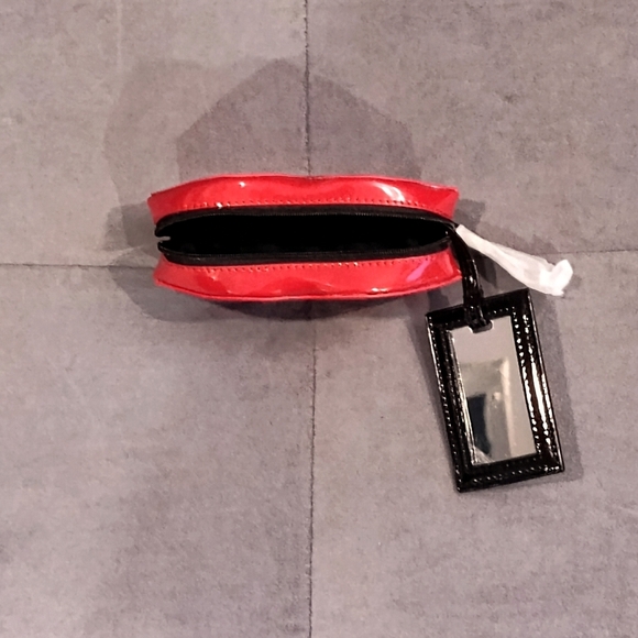 NWT YSL LIP 💋 SHAPE ZIPPERED POUCH WITH MIRROR - Picture 4 of 16